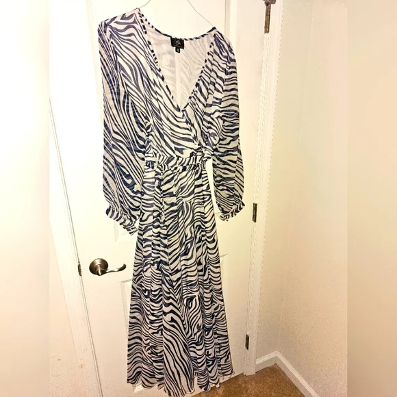 Large zebra-striped wrap dress - Picture 1 of 4